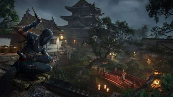 Assassin’s Creed: Shadows review – A stealthy nighttime stakeout in a dimly lit courtyard, highlighting tactical espionage.
