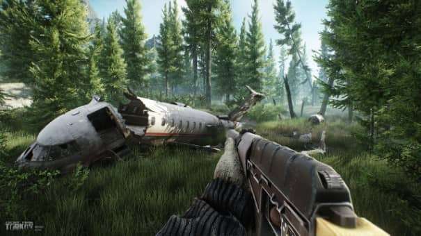 A character stumbles upon the wreckage of a crashed plane in the Escape from Tarkov review, highlighting the game's eerie atmosphere.