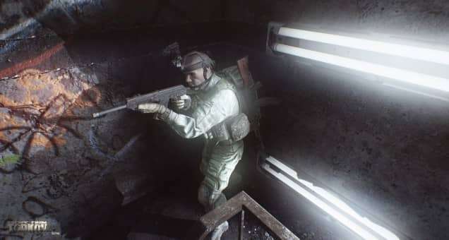 A character lights up a teammate with a headlamp in the Escape from Tarkov review, emphasizing tactical visibility.
